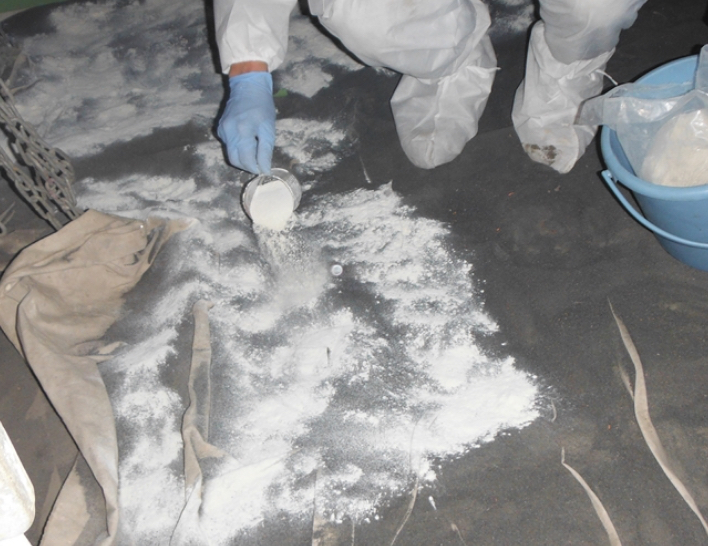 ブラスト廃材に混ぜるだけで効果を発揮、大きな手間は掛かりません。