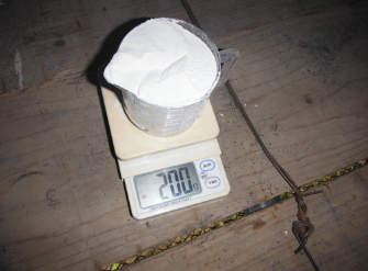 薬剤計量（1平米当たり200g）